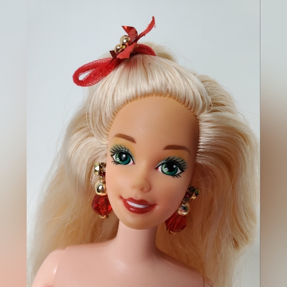 Vintage Holiday Barbie - Picture 6 of 11